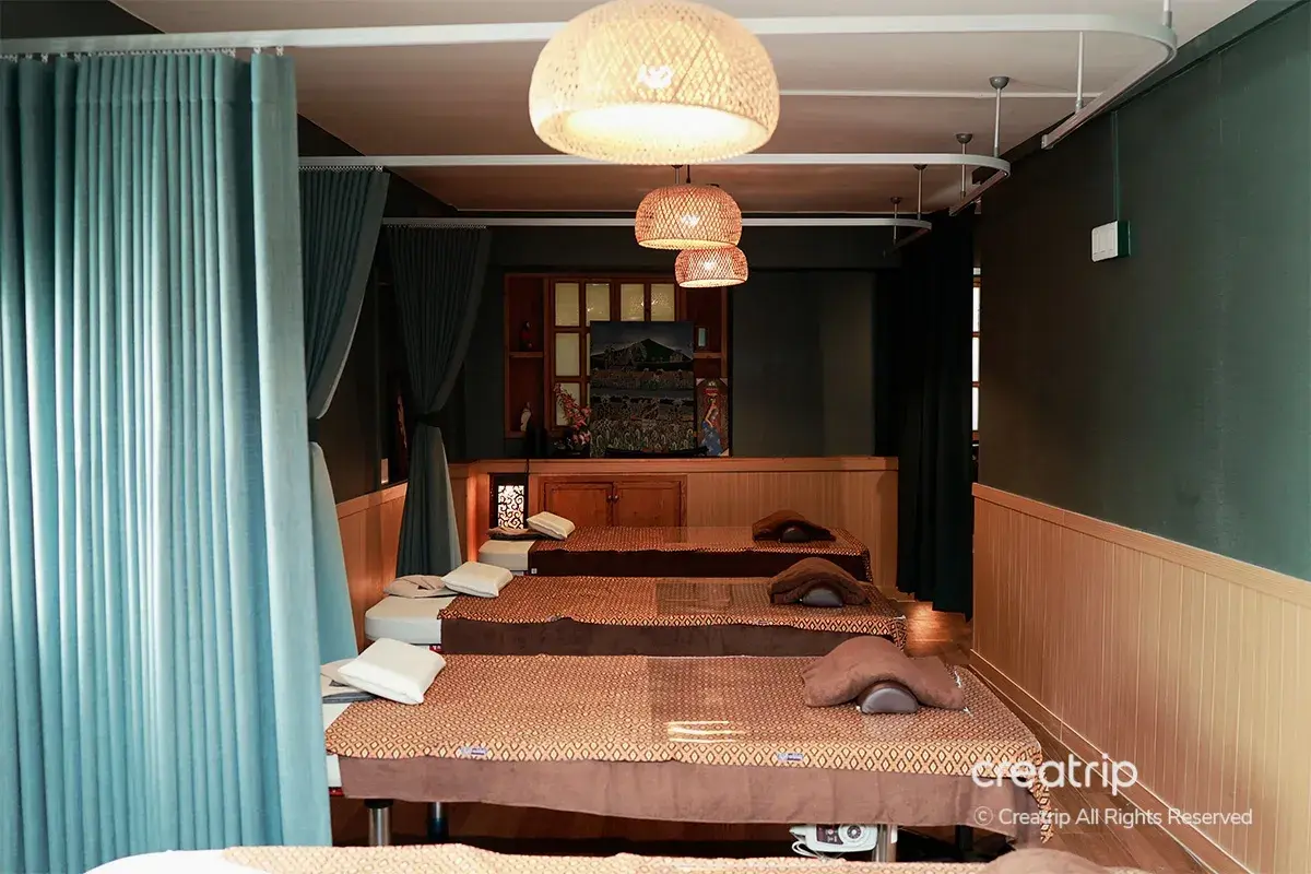 Oasia spa featuring a Thai massage room with traditional décor and aromatherapy.