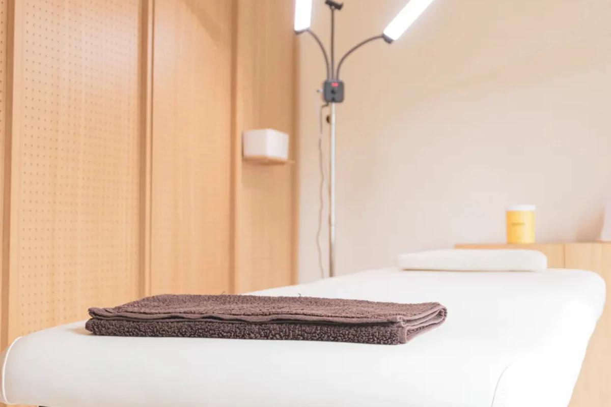Clean treatment bed and eyelash treatment area at a lash salon in Korea