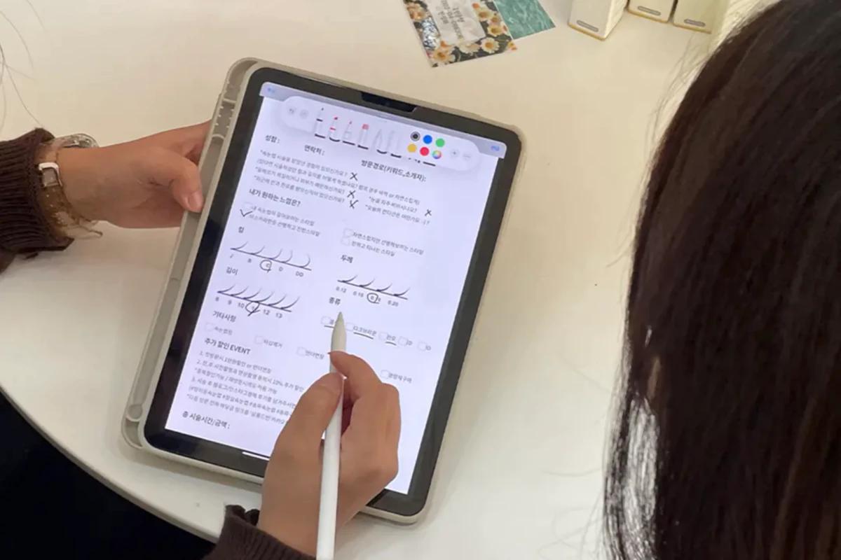 A lash salon consultation in Korea using a tablet to discuss the desired lash finish