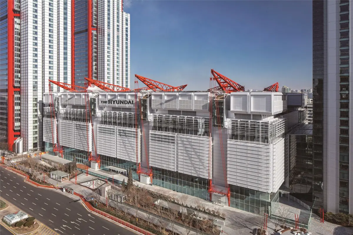The Hyundai Seoul 외관 이미지, 서울의 현대적인 건물로 쇼핑과 다양한 이벤트가 펼쳐지는 장소.