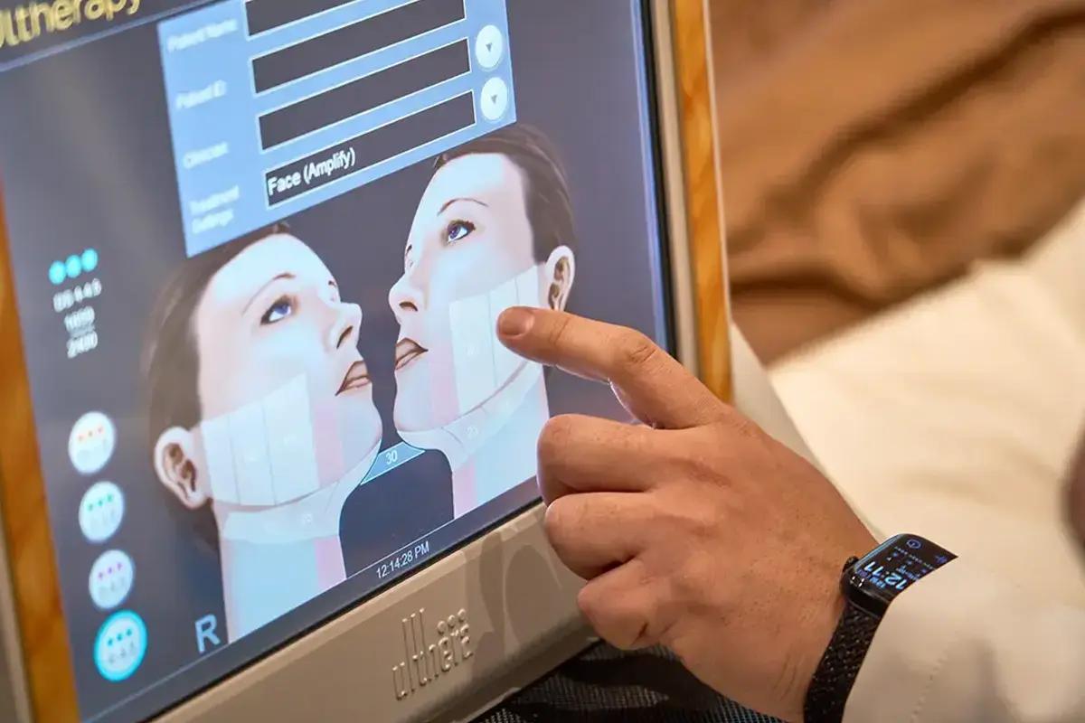 An advanced equipment screen showing a skin treatment mapping process in a private dermatology clinic in Seoul, highlighting personalized care for lifting and contouring procedures.