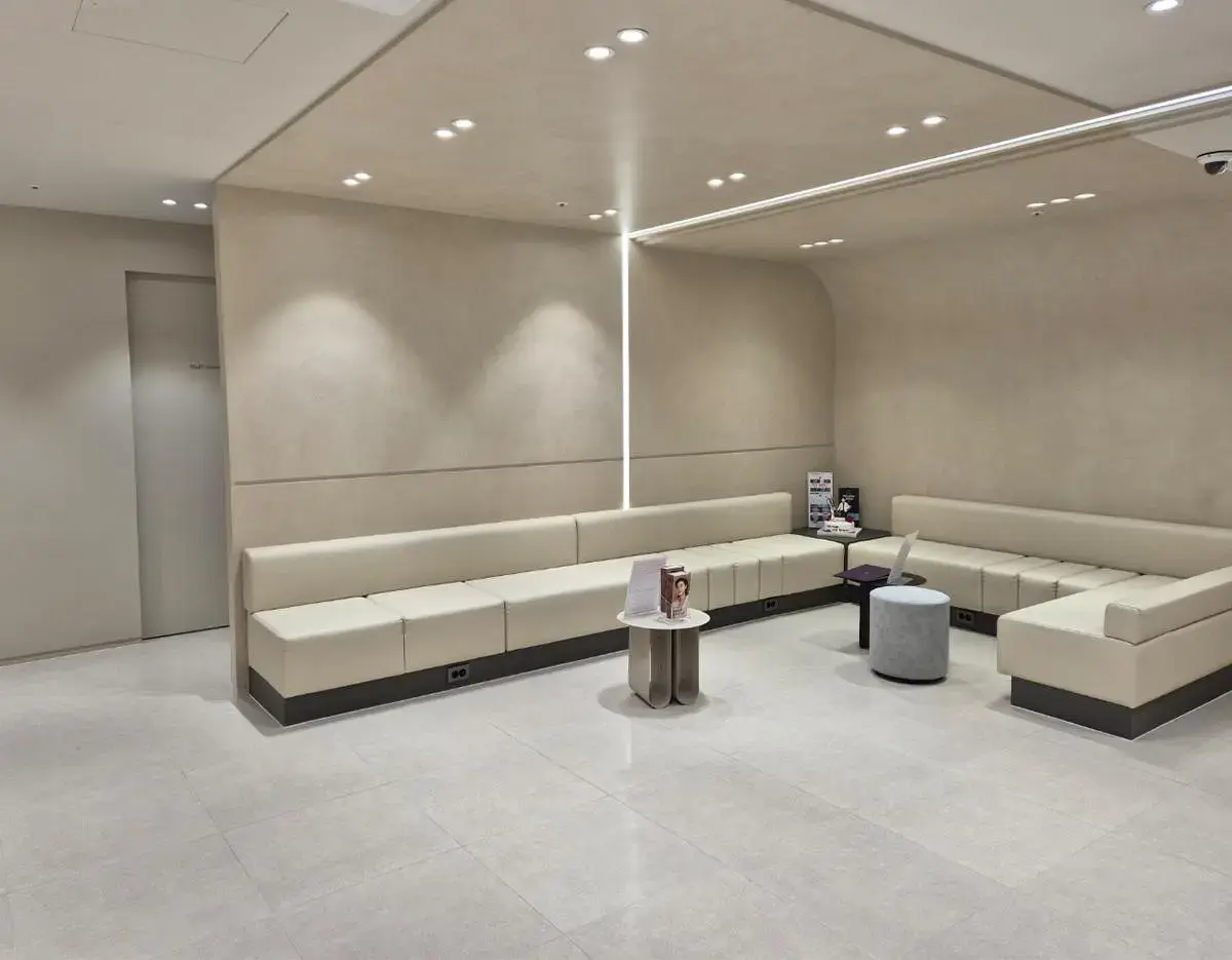 Patient waiting lounge at DIORE Clinic, featuring modern and comfortable seating arrangement for clients awaiting dermatology treatments.