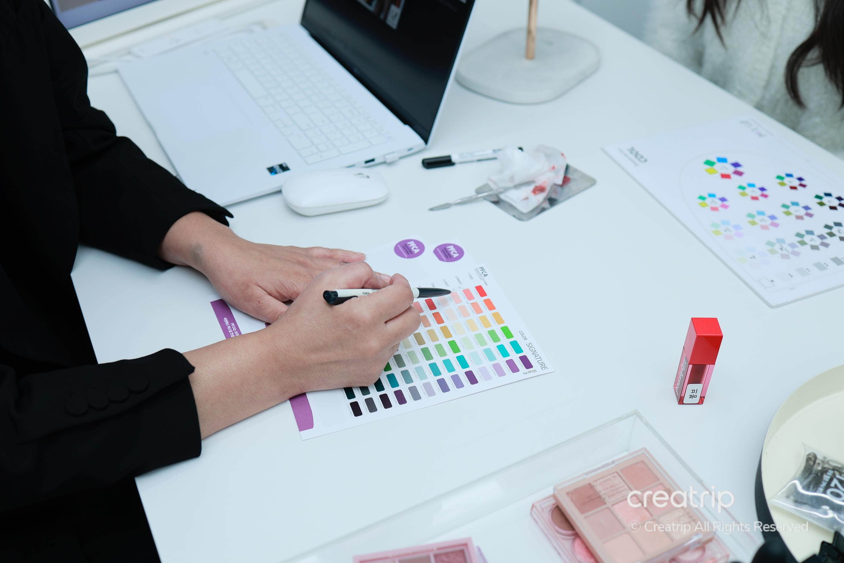 客人喺CNSPersonalConsulting做完個人色彩諮詢之後，試緊小編推薦嘅化妝品。