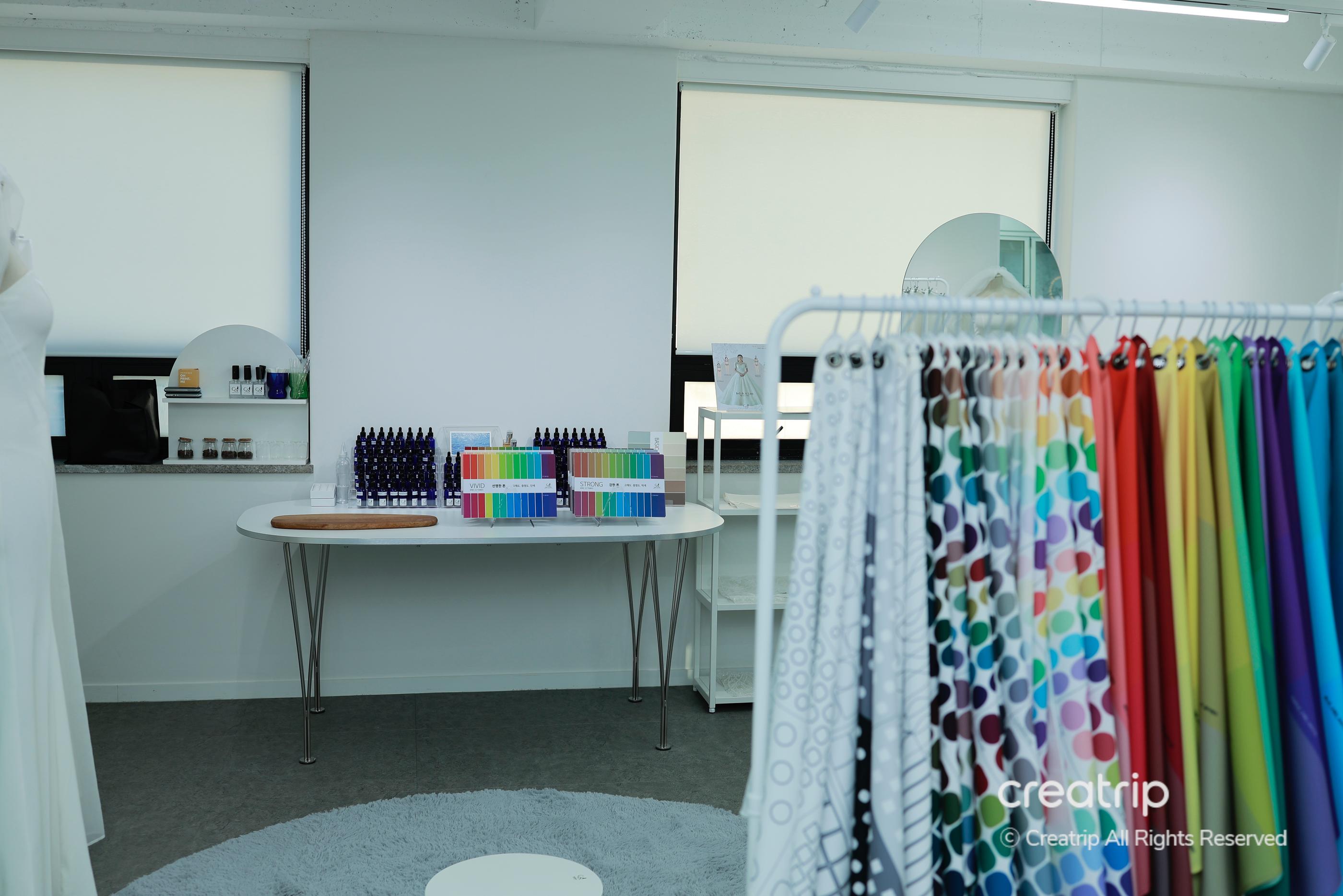 CNSPersonalConsulting 有個專門做個人色彩分析嘅房間，入面有齊色彩分析工具同布料。