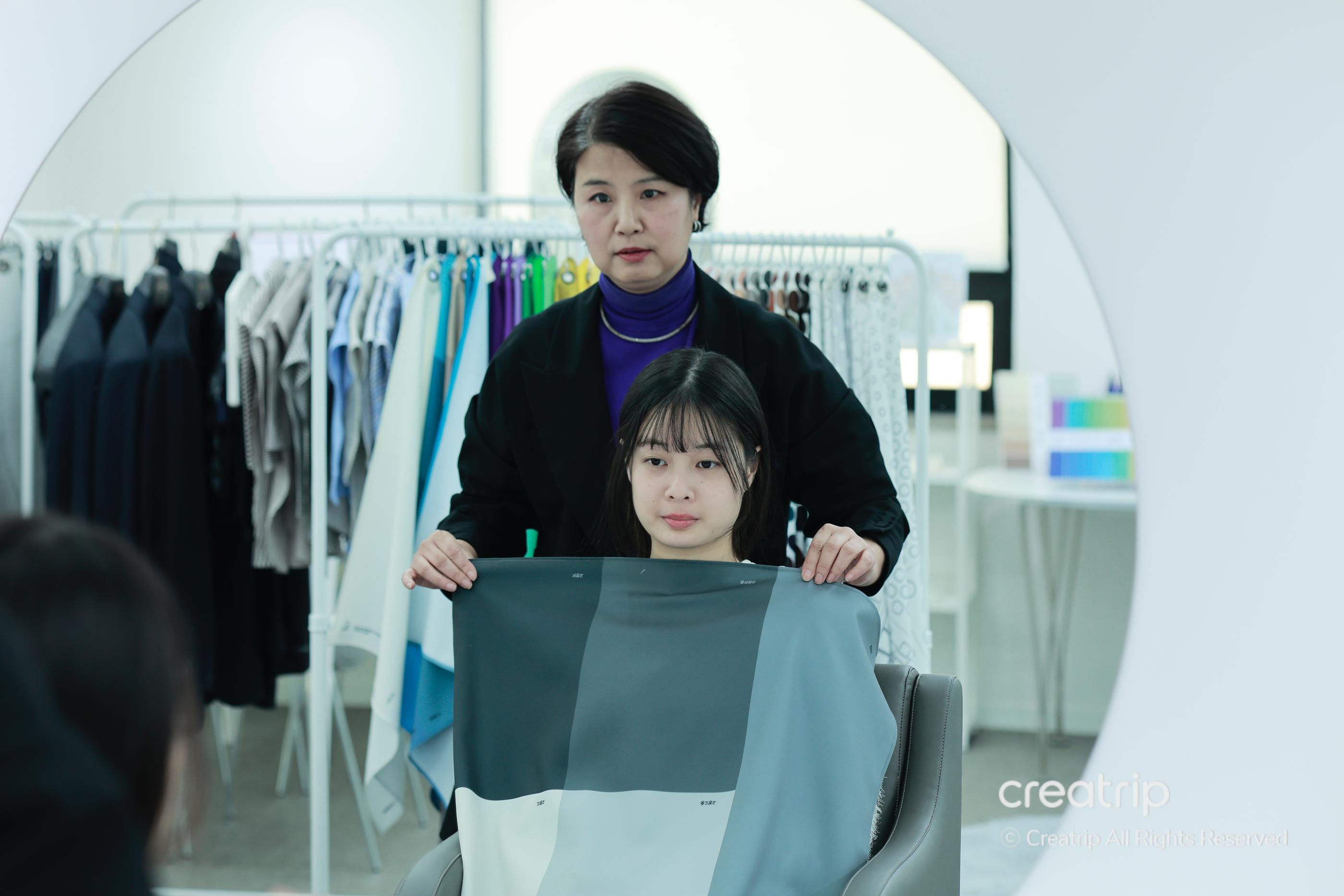 顧問喺CNSPersonalConsulting幫你做個人色彩分析，揀緊唔同布料嘅色板比你比較。