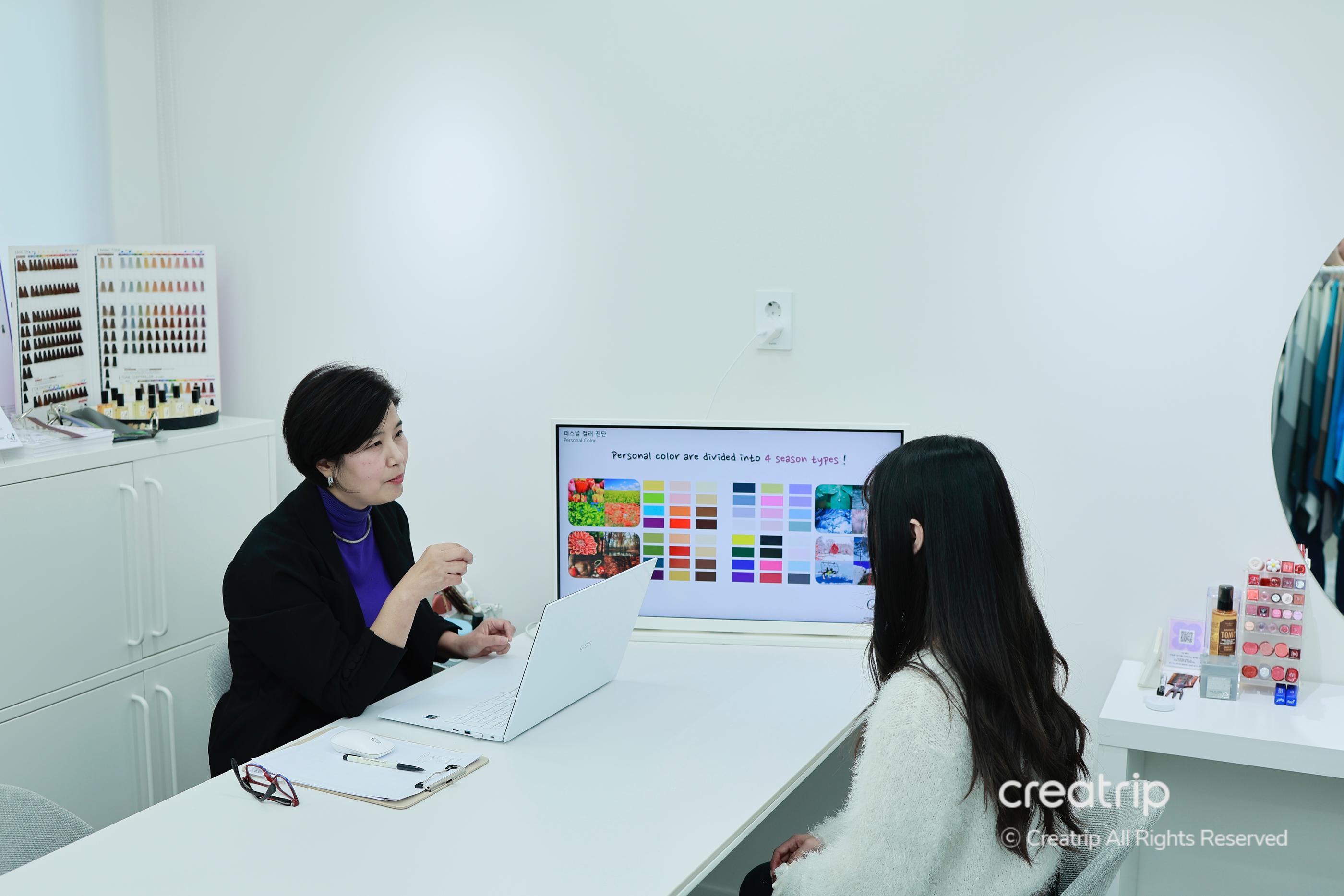 CNSPersonalConsulting 擺咗唔同嘅化妝同色彩工具，等你可以做個人諮詢用。
