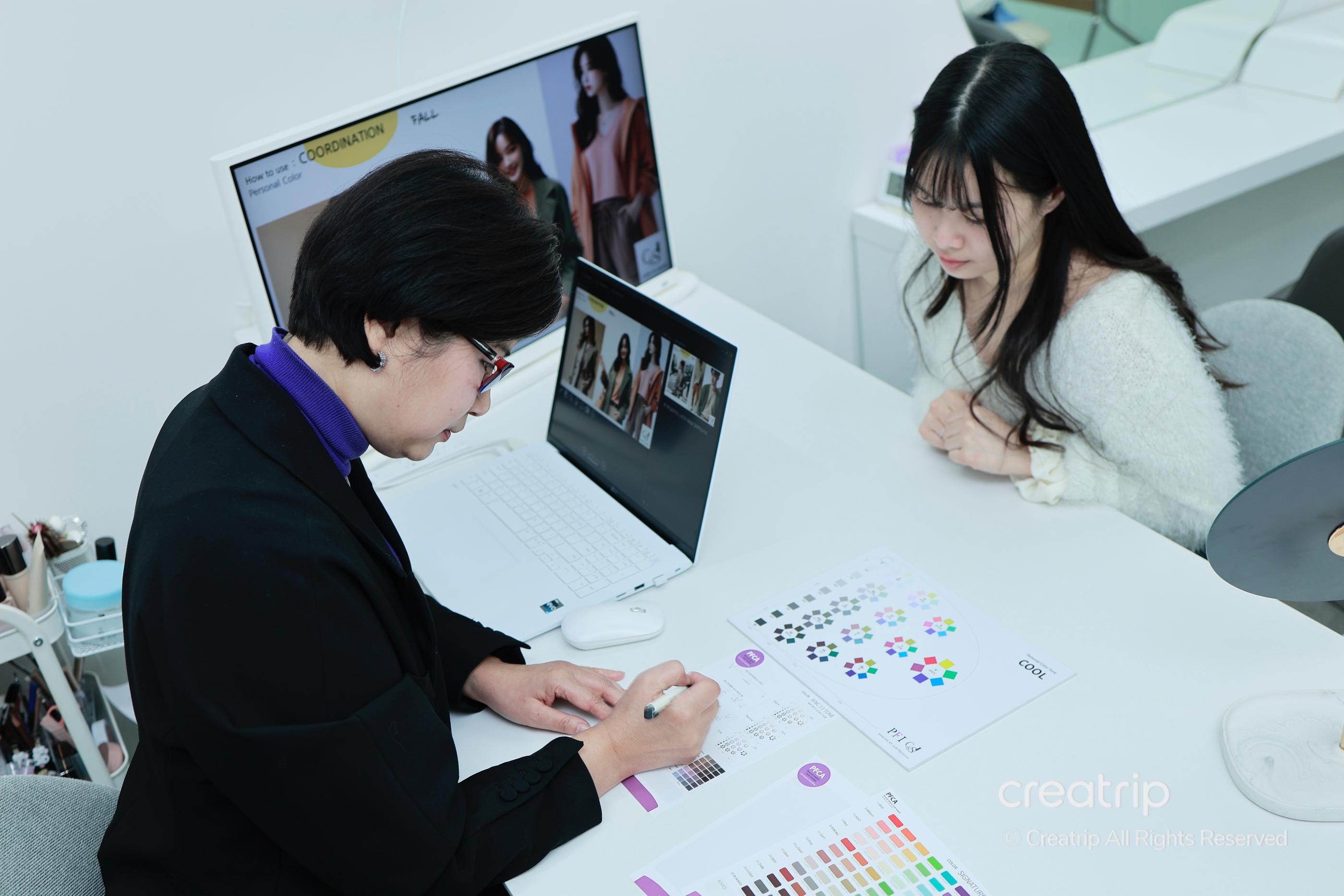 顧問喺CNSPersonalConsulting示範點樣用布料做個人色彩分析。