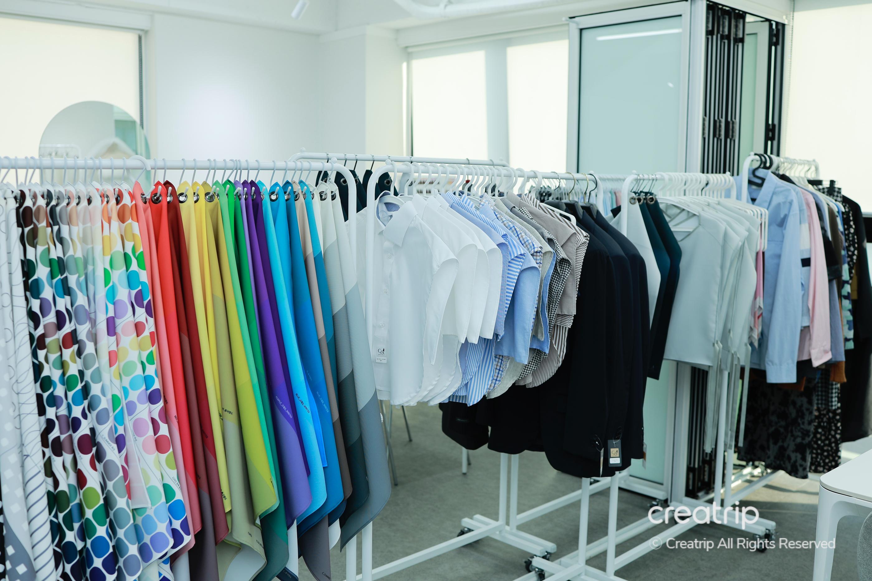 CNSPersonalConsulting入面有啲衫架擺得好整齊，仲有好多色彩繽紛嘅布料樣本。