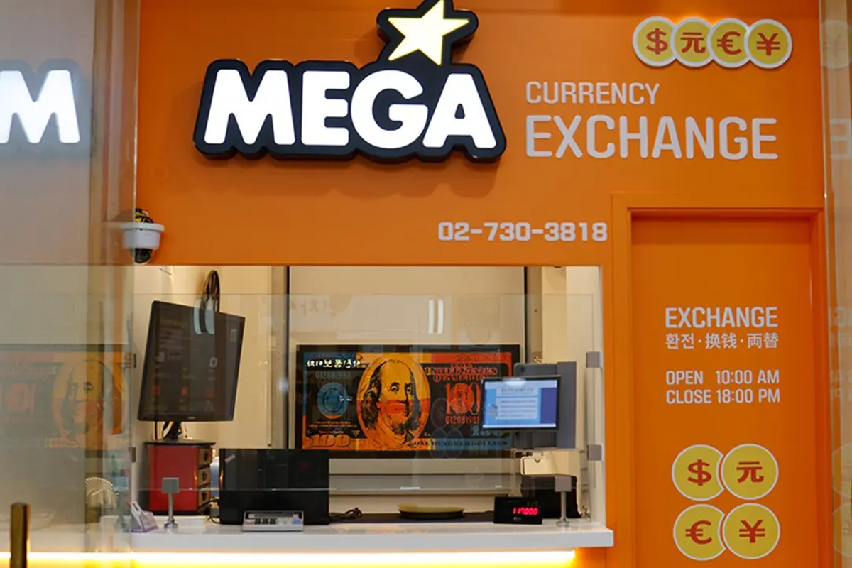 Mega Currency Exchange橘色換錢櫃檯