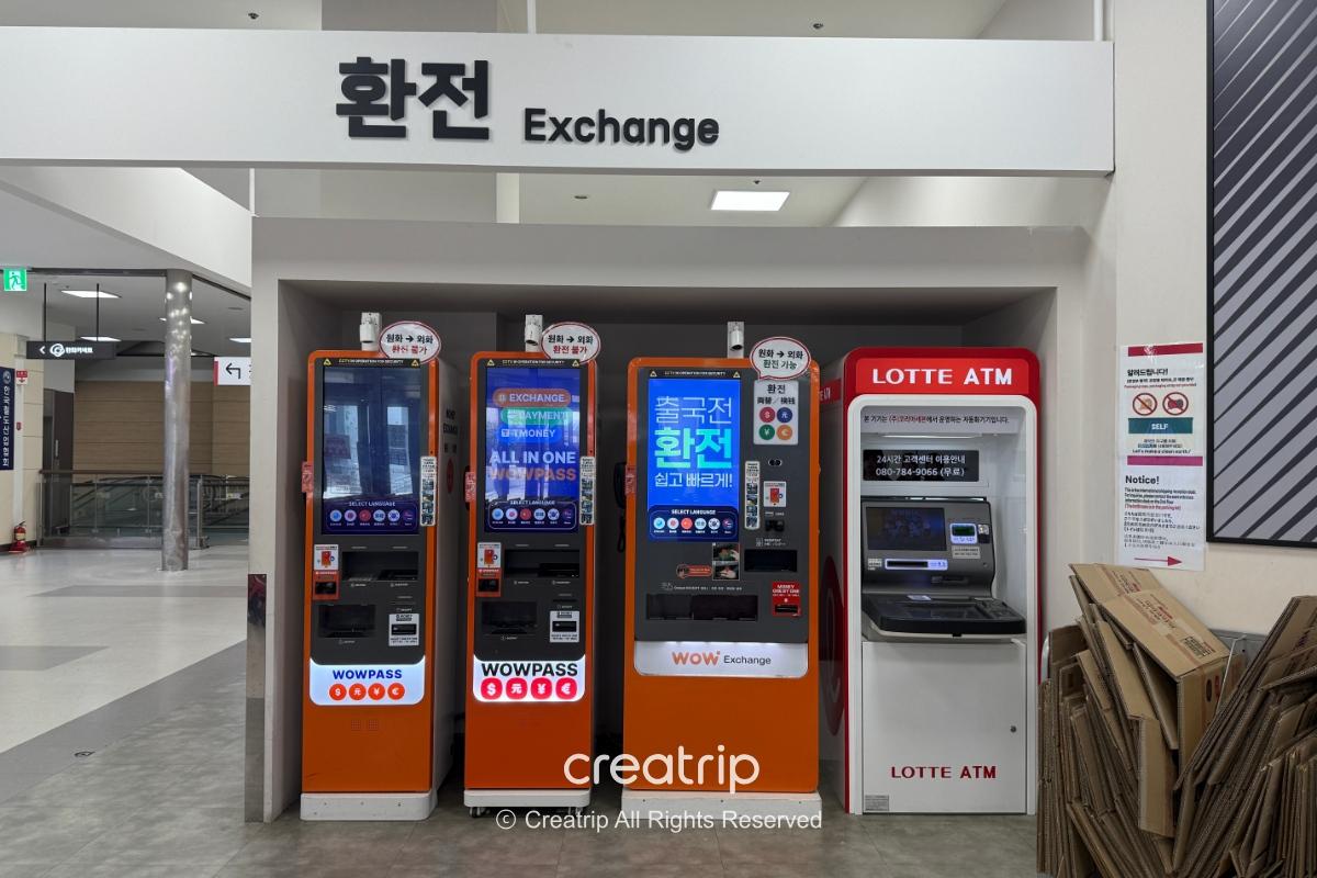 韓国の施設内に設置されたセルフ両替機とATM
