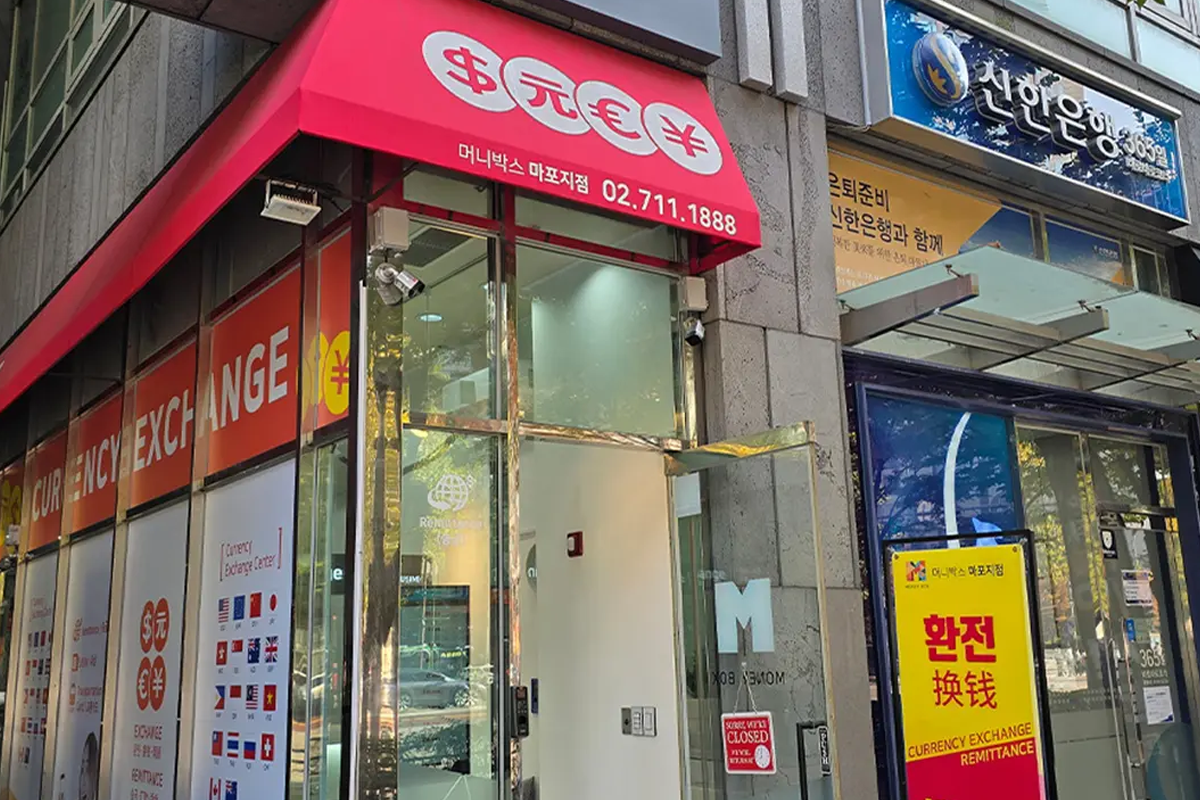 紅色招牌換錢所玻璃門與中文換錢標示