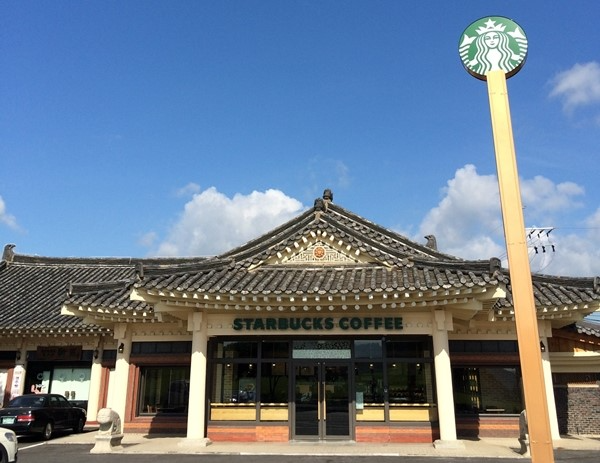 ソウルのスターバックス店舗外観、青空の下に白い柱が印象的なエントランスが見える