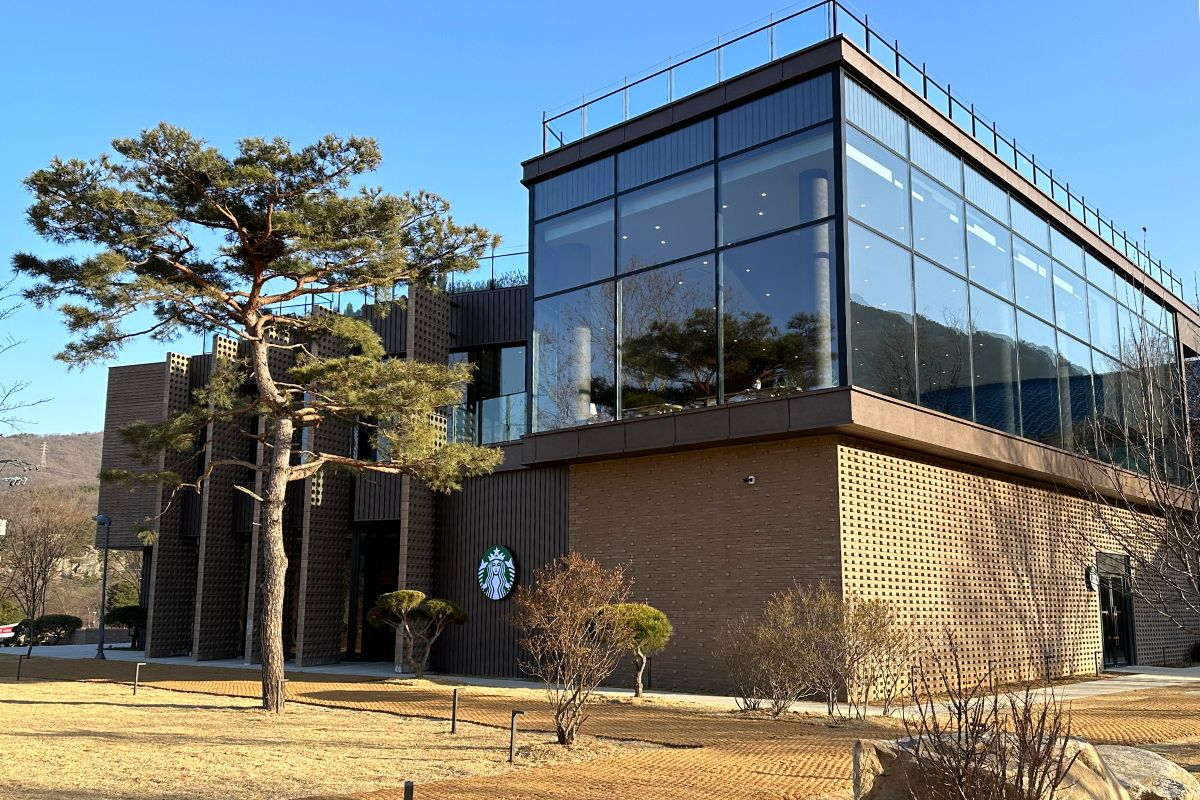 大きなガラス窓が特徴的なソウルの北漢山スターバックスの建物の外観
