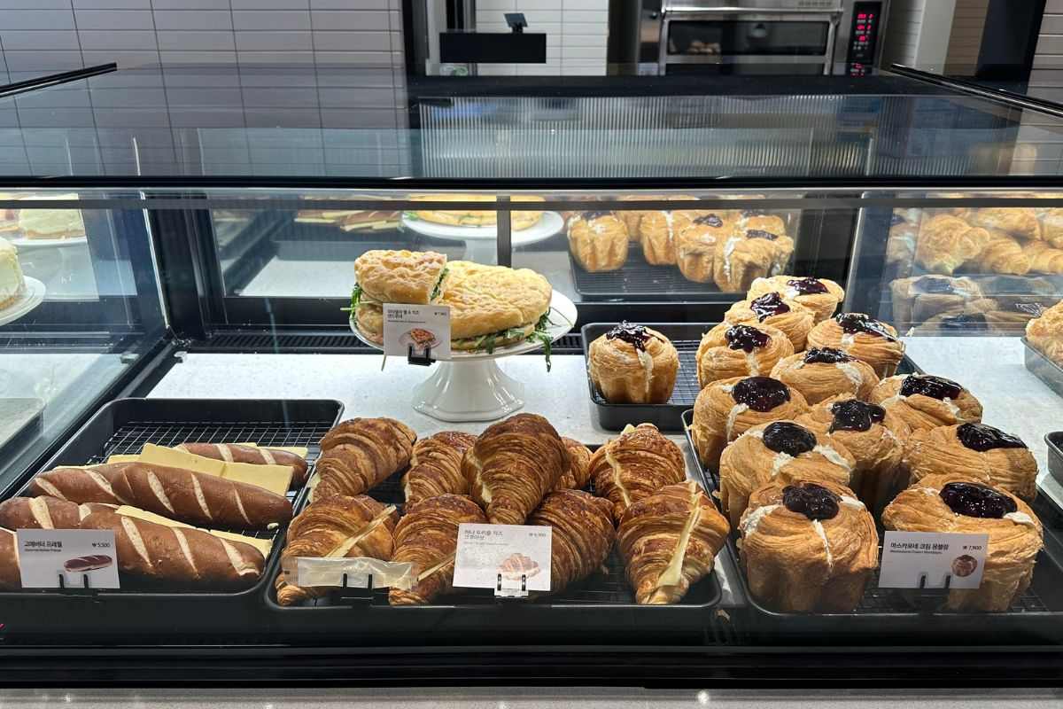 スターバックス北漢山店のベーカリーコーナー、新鮮なクロワッサンやペストリーが並べられている