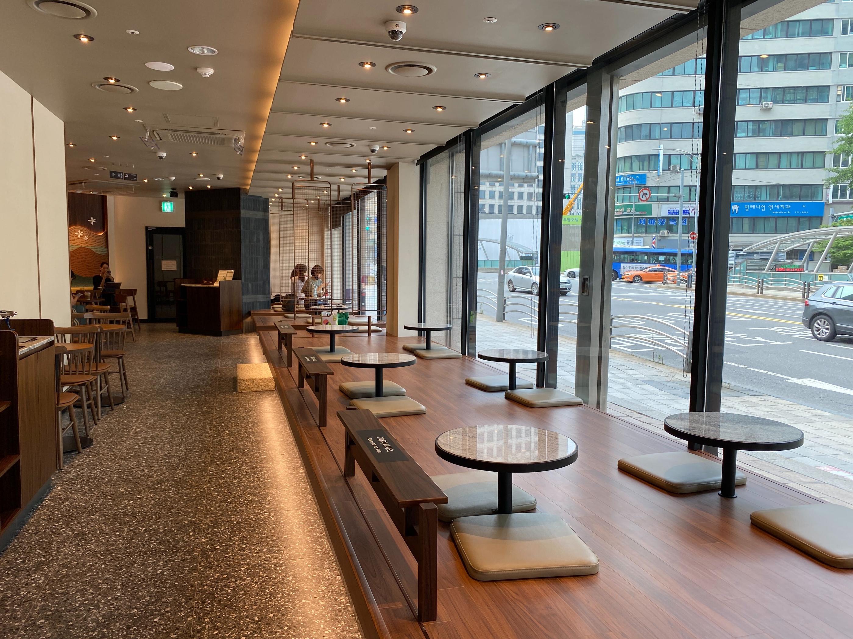 韓国スタバ、韓国変なスタバ、スターバックス、スターバックスコーヒー、韓国スターバックス、韓国のスタバ、韓国独特な店舗、韓国一風変わった店舗、不思議な店舗、韓屋スタバ、韓屋スターバックス、漢江、ハンガン、漢江スタバ、ハンガンスタバ