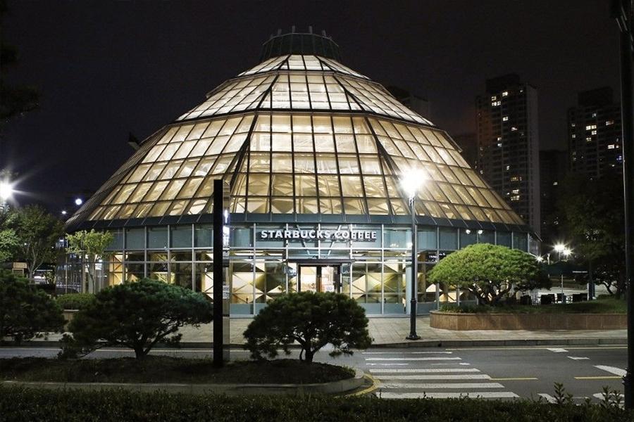 exterior of starbucks reserve famille park at night