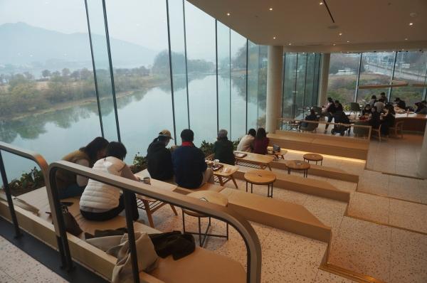 韓国スタバ、韓国変なスタバ、スターバックス、スターバックスコーヒー、韓国スターバックス、韓国のスタバ、韓国独特な店舗、韓国一風変わった店舗、不思議な店舗、韓屋スタバ、韓屋スターバックス