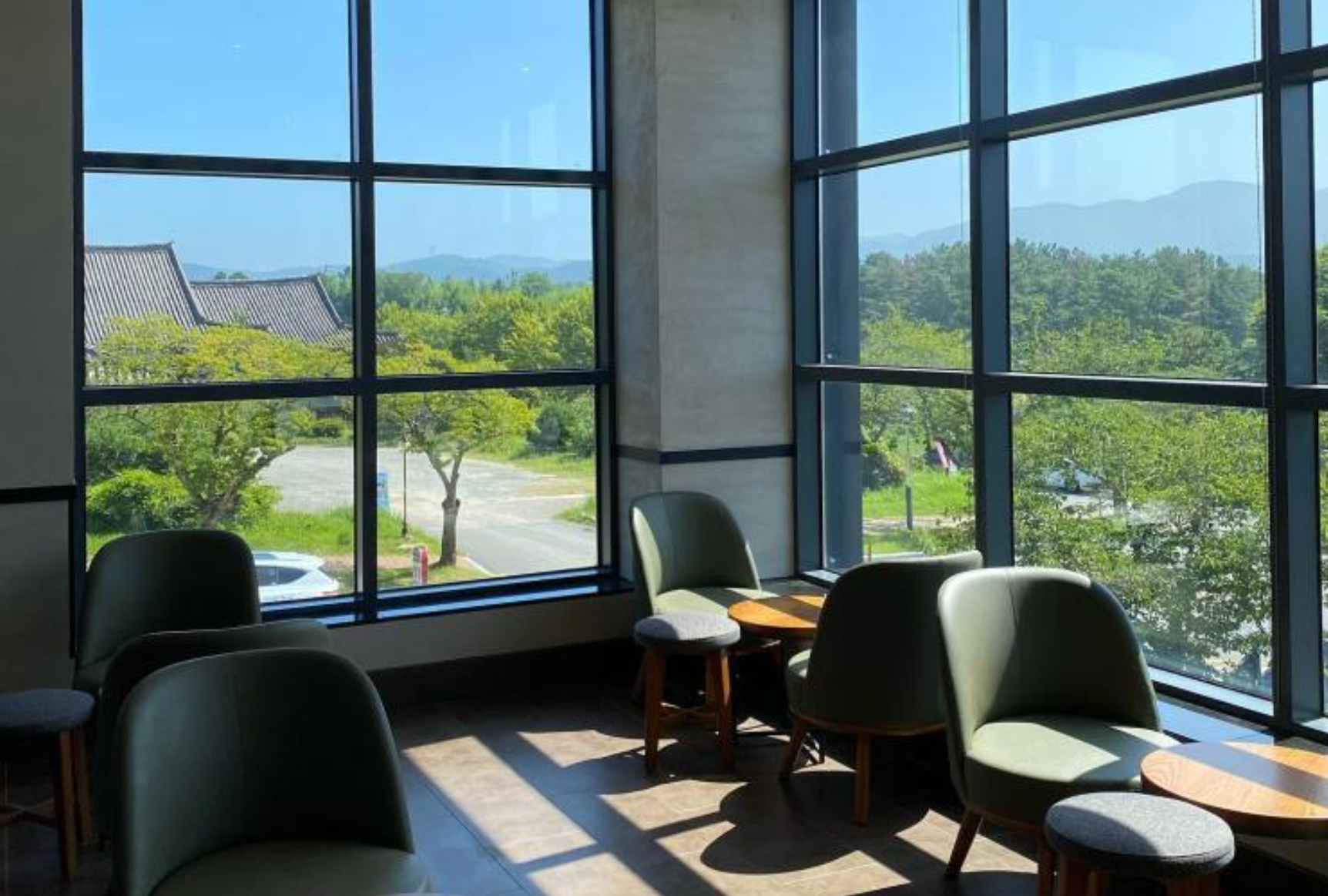 韓国スタバ、韓国変なスタバ、スターバックス、スターバックスコーヒー、韓国スターバックス、韓国のスタバ、韓国独特な店舗、韓国一風変わった店舗、不思議な店舗