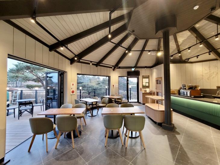 韓国スタバ、韓国変なスタバ、スターバックス、スターバックスコーヒー、韓国スターバックス、韓国のスタバ、韓国独特な店舗、韓国一風変わった店舗、不思議な店舗