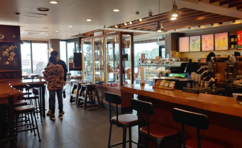 韓国スタバ、韓国変なスタバ、スターバックス、スターバックスコーヒー、韓国スターバックス、韓国のスタバ、韓国独特な店舗、韓国一風変わった店舗、不思議な店舗