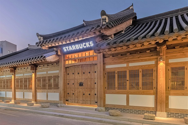 韓国スターバックス大邱鍾路古宅店の外観、韓屋スタイルを採用している