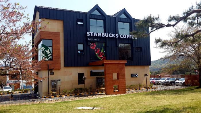 韓国スタバ、韓国変なスタバ、スターバックス、スターバックスコーヒー、韓国スターバックス、韓国のスタバ、韓国独特な店舗、韓国一風変わった店舗、不思議な店舗