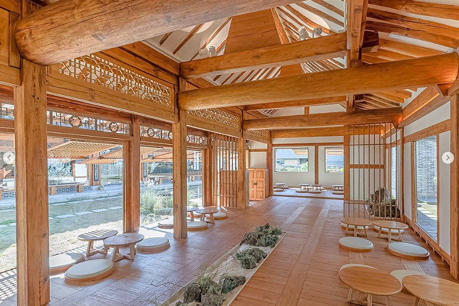 韓国大邱のスターバックス大邱鍾路古宅店内、韓国伝統の座席スタイルが見える