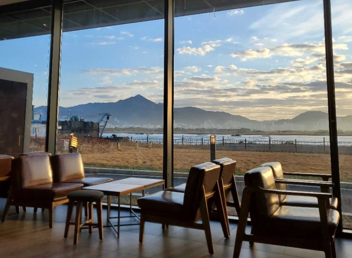 韓国スタバ、韓国変なスタバ、スターバックス、スターバックスコーヒー、韓国スターバックス、韓国のスタバ、韓国独特な店舗、韓国一風変わった店舗、不思議な店舗