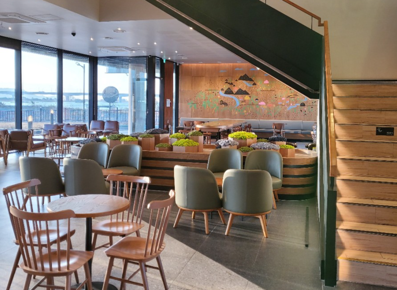 韓国スタバ、韓国変なスタバ、スターバックス、スターバックスコーヒー、韓国スターバックス、韓国のスタバ、韓国独特な店舗、韓国一風変わった店舗、不思議な店舗