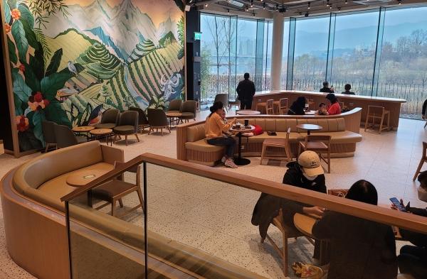 韓国スタバ、韓国変なスタバ、スターバックス、スターバックスコーヒー、韓国スターバックス、韓国のスタバ、韓国独特な店舗、韓国一風変わった店舗、不思議な店舗、韓屋スタバ、韓屋スターバックス