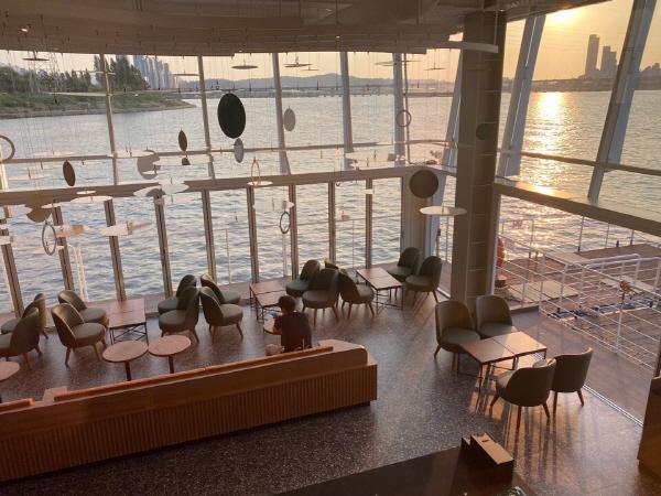 韓国スタバ、韓国変なスタバ、スターバックス、スターバックスコーヒー、韓国スターバックス、韓国のスタバ、韓国独特な店舗、韓国一風変わった店舗、不思議な店舗、韓屋スタバ、韓屋スターバックス、漢江、ハンガン、漢江スタバ、ハンガンスタバ