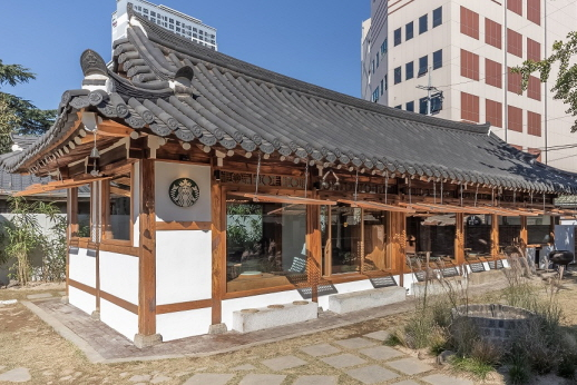 韓国スターバックス大邱鍾路古宅店の内部、韓屋の伝統美が引き立つデザイン