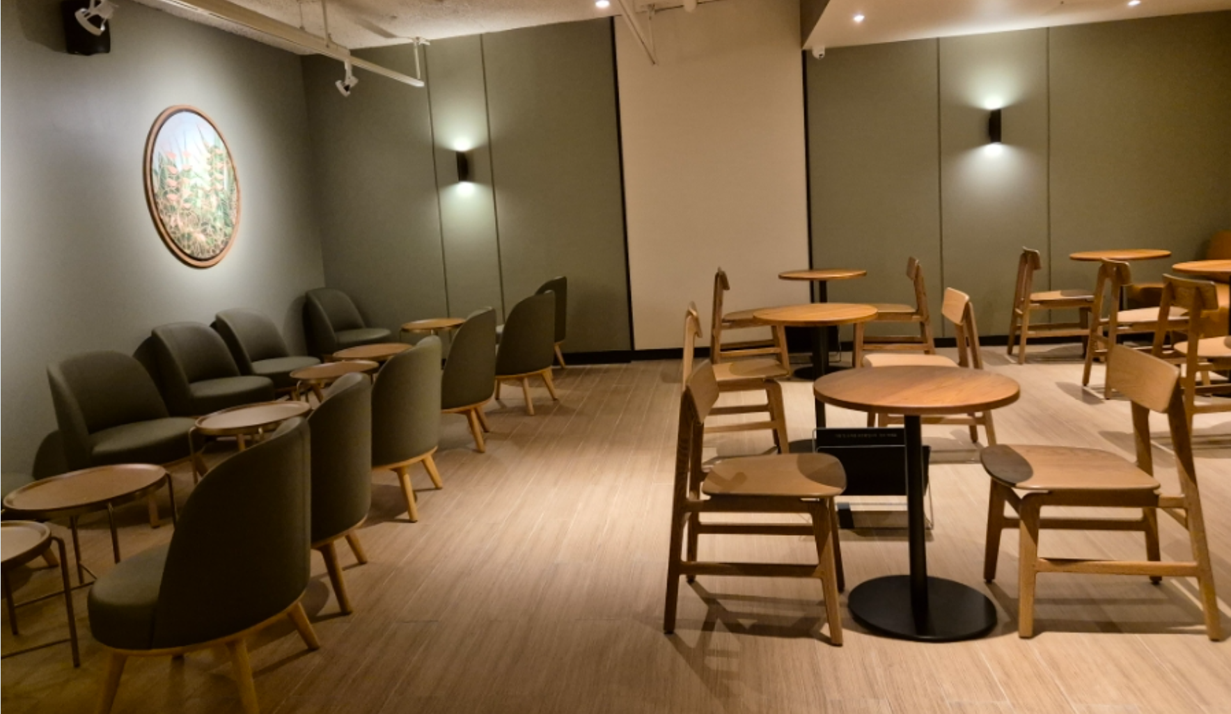 Interno di un caffè minimalista a Gangnam con arredamento semplice e design moderno, che illustra la cultura dei caffè di Seoul e l