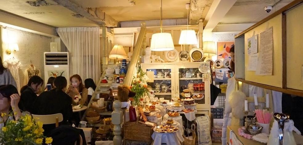 Accogliente caffè di Seoul con arredi rustici e posti a sedere intimi, che cattura l