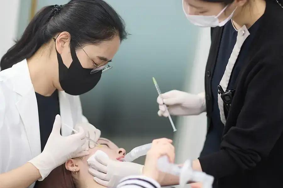 Regenerative medicine consultation image at the Saeron Clinic