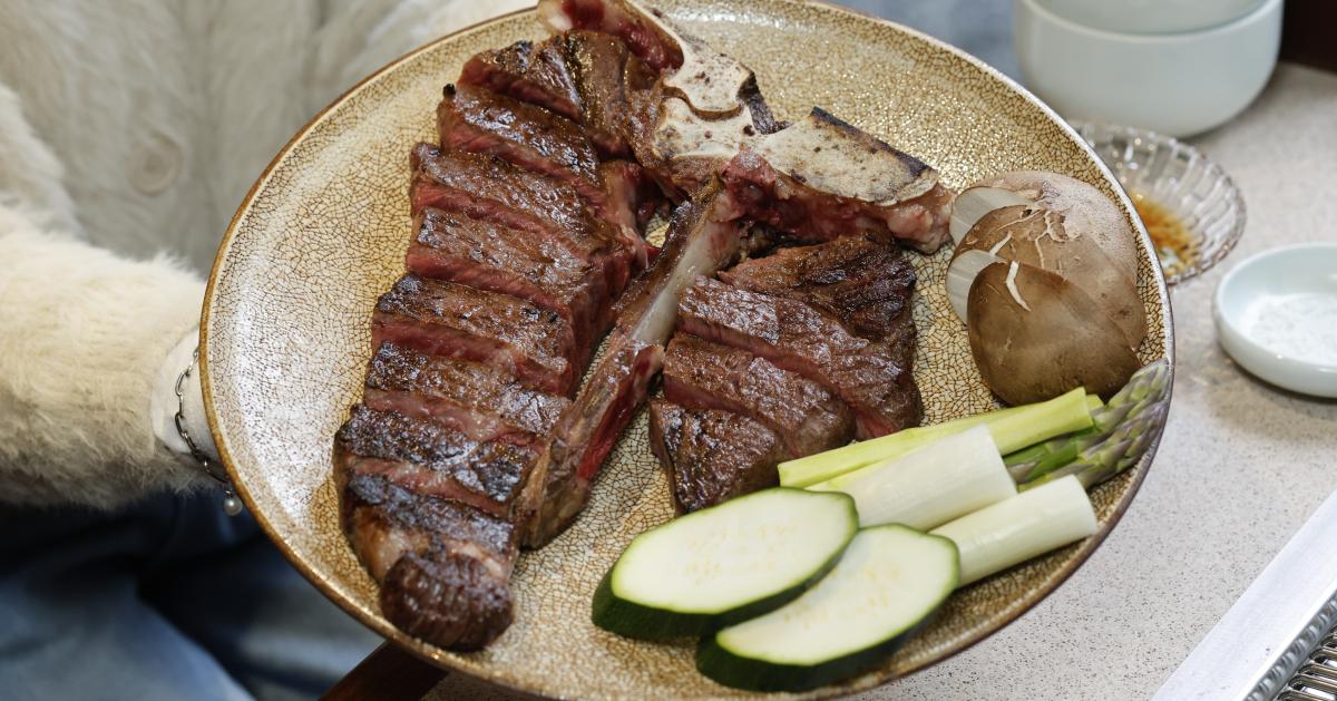 Tonguidong Kukbingwan Gyeongbokgung Palace Station Branch | Hanwoo Charcoal Grill in a City Hanok