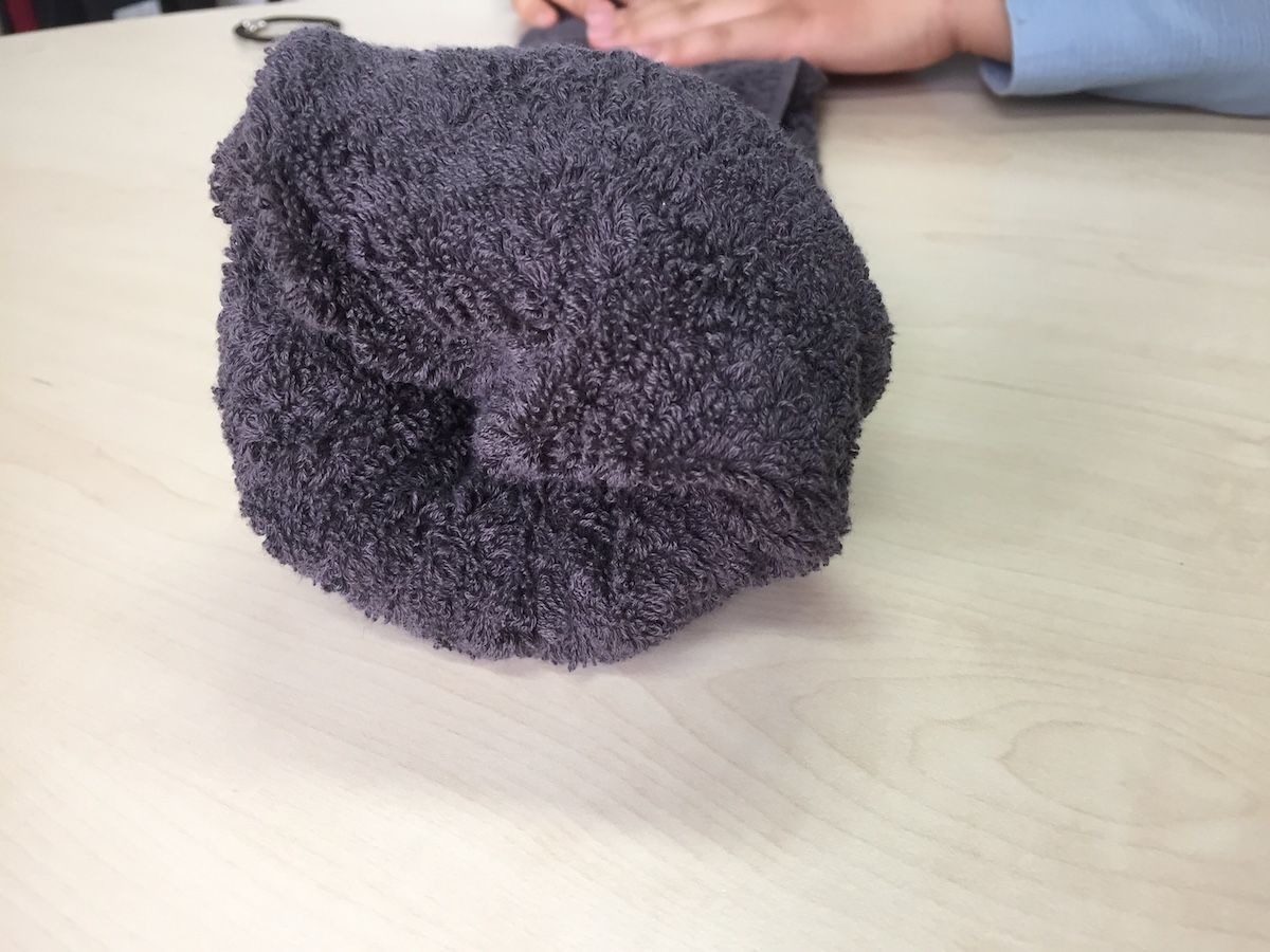 完成羊头巾制作的效果图，毛巾被卷成羊角模样，适合韩国汗蒸幕文化活动及打卡拍照。