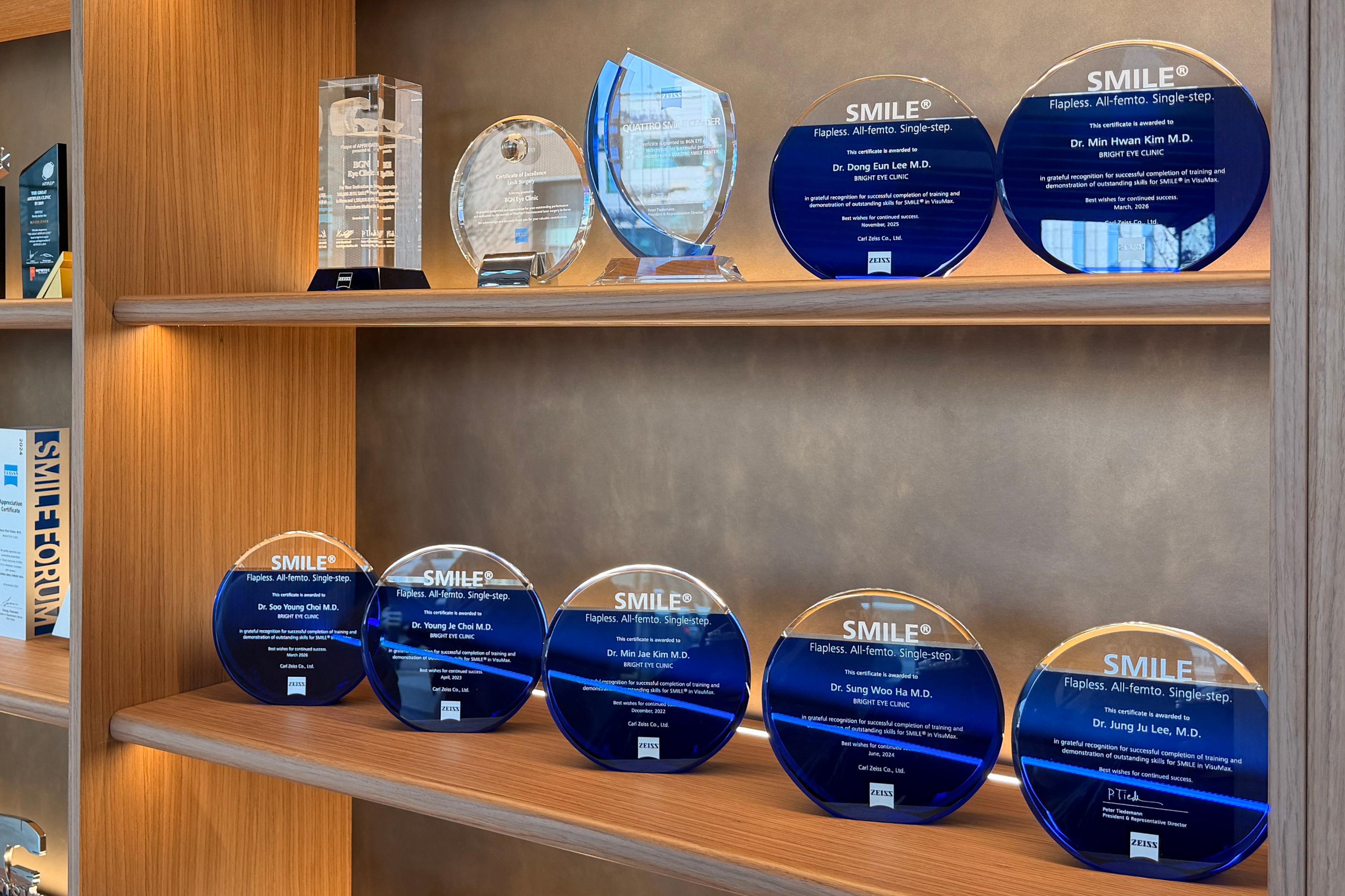 明目眼科醫師團隊獲得蔡司 ZEISS 頒發的 SMILE 手術認證獎牌