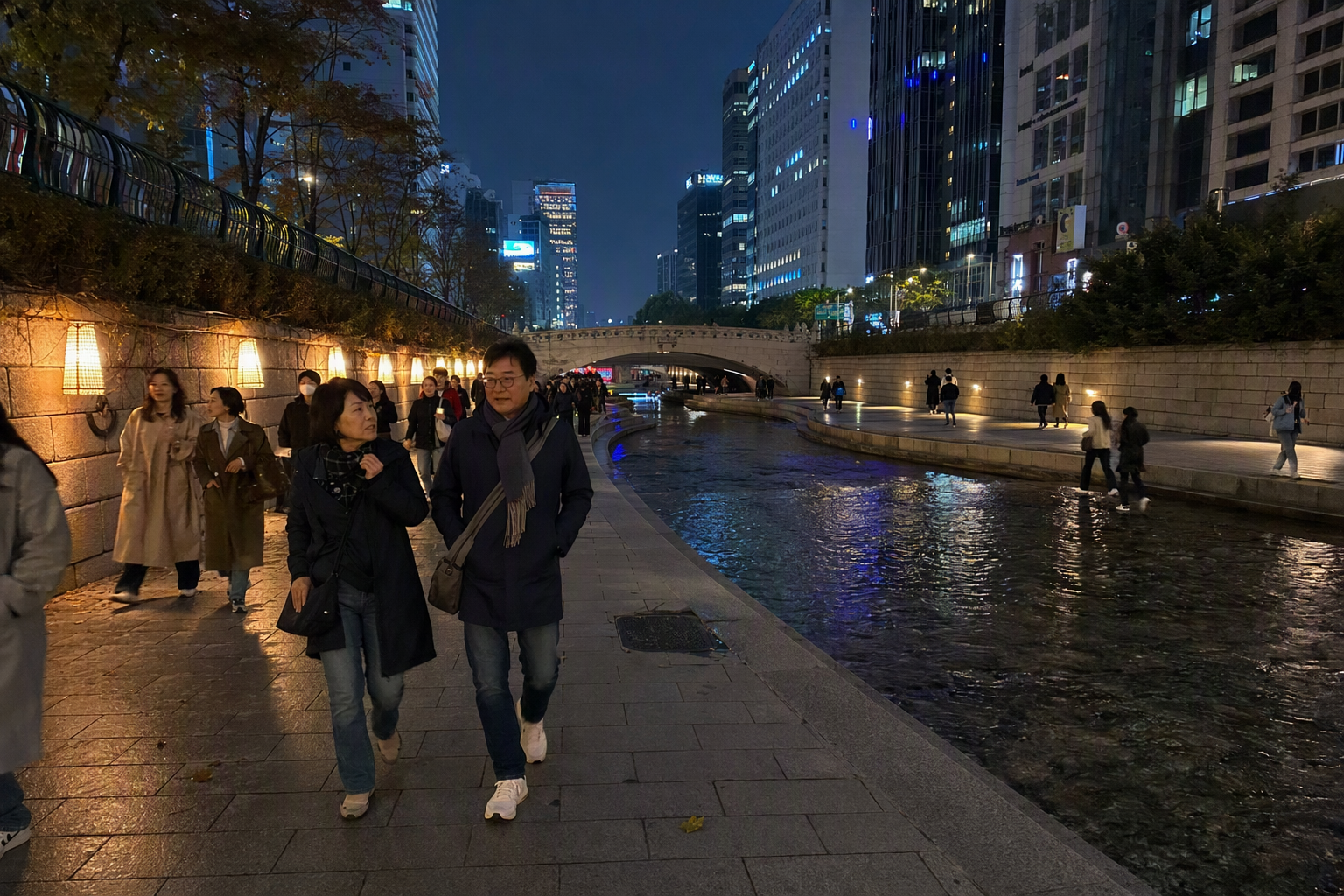 在首爾溪流旁的明亮鮮活寫實夜間散步景象，吃完市場美食後，城市燈光倒映水面，旅人悠閒漫步，溫暖的都會氛圍