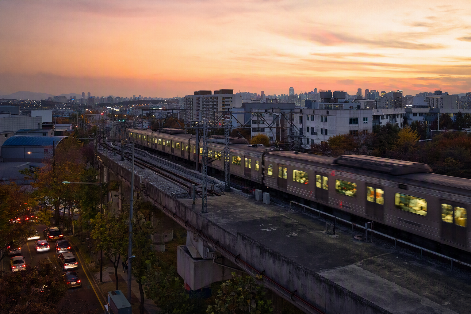 明亮、寫實風格的通勤列車從密集的市區街廓駛向郊區公寓群，柔和的夕陽光線，無文字