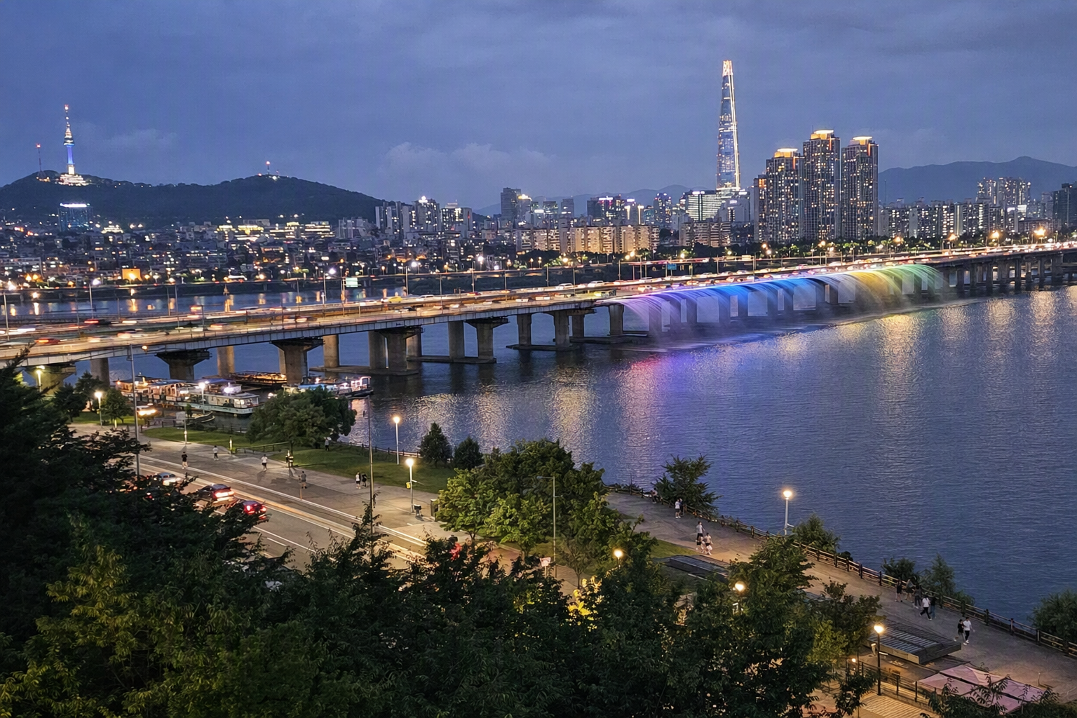 首爾夜景明亮鮮豔、寫實風格，可見橫跨漢江的發光橋樑，水面倒影清晰，無文字