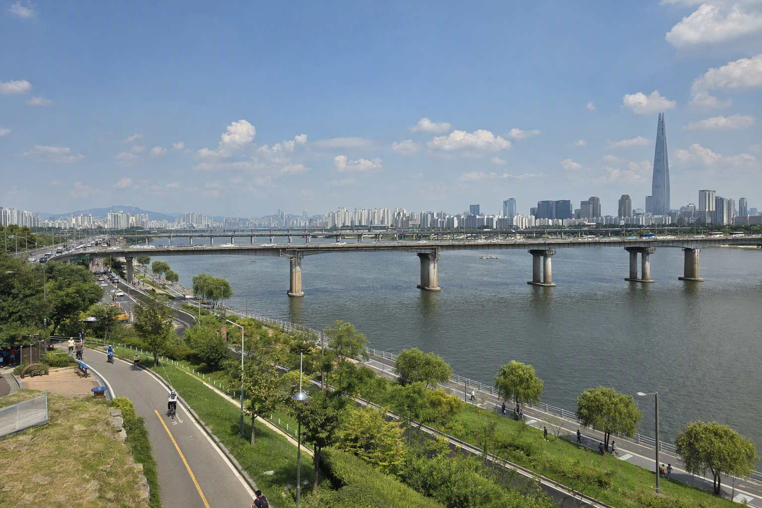 首爾漢江的明亮鮮活、擬真景觀，有長橋、河濱步道、現代高樓、藍天、清澈水面倒影，無文字