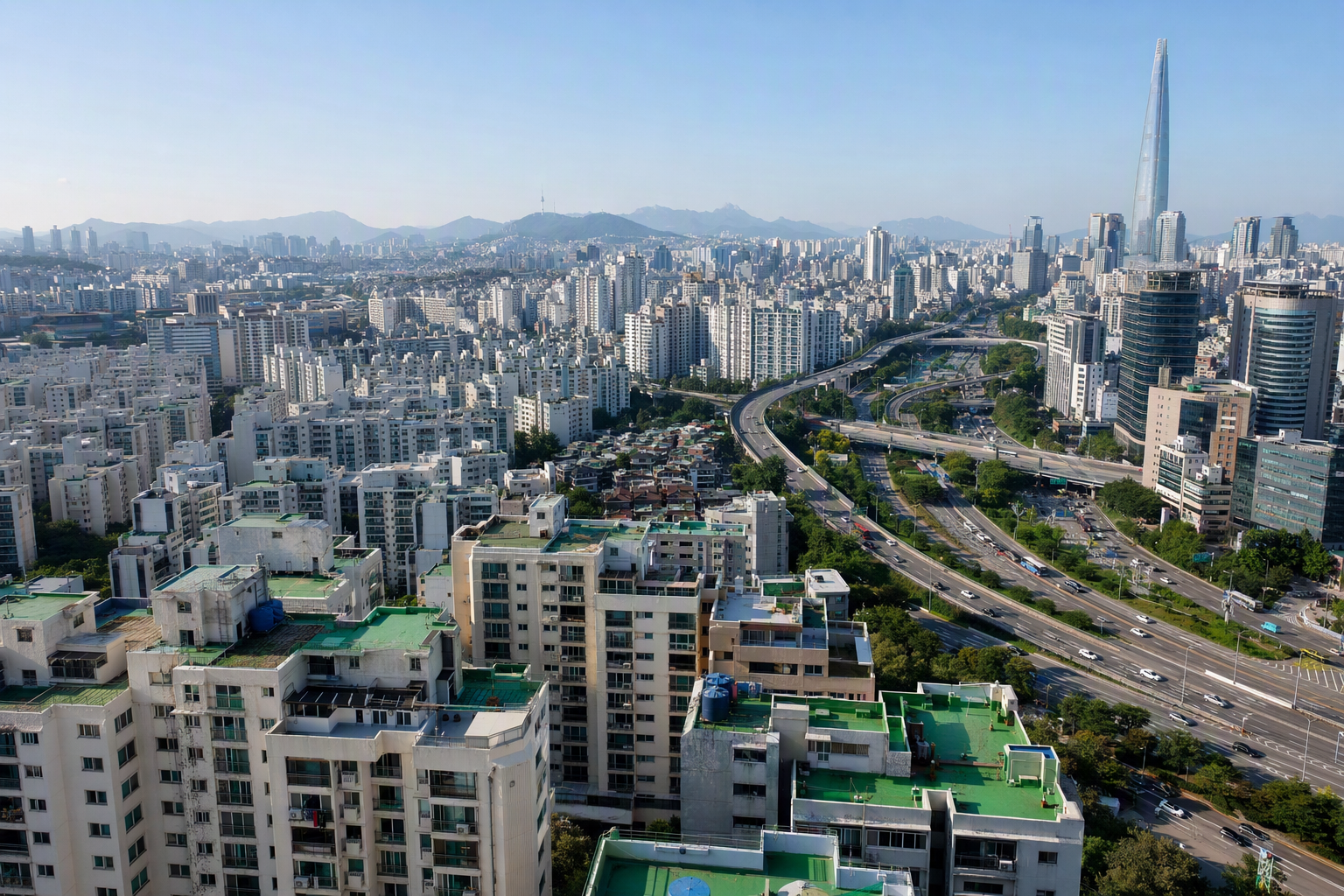 從高處俯瞰首爾密集的公寓群與辦公大樓，城市街道層層交錯，午後光線清澈，無文字
