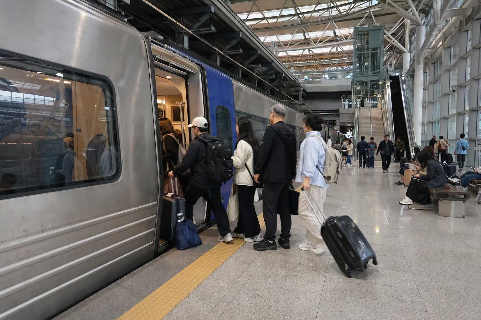 明亮的寫實風格機場鐵路列車停靠在現代化月臺上,旅客與行李箱清晰可見,光線乾淨明亮,無可辨識文字