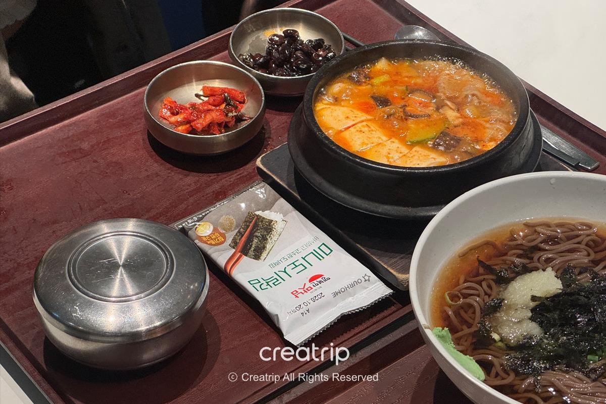 済州空港フードコートの韓国料理