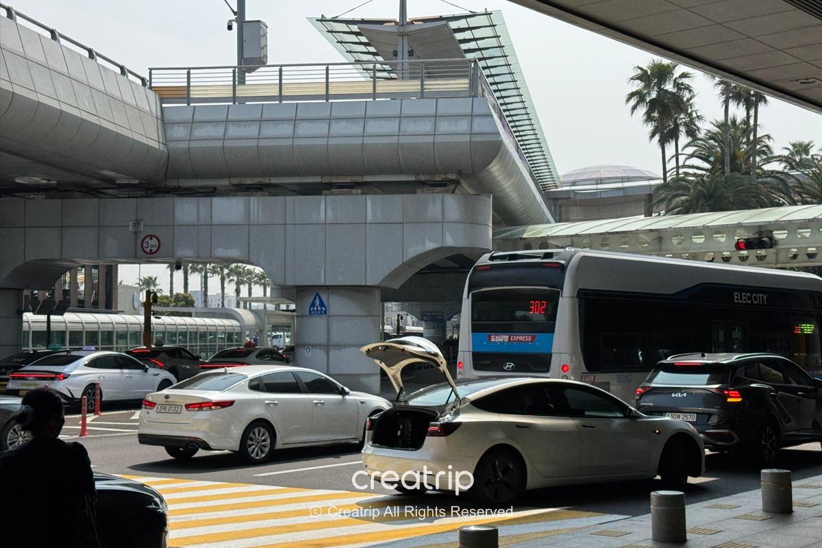 済州空港到着フロア前の交通風景