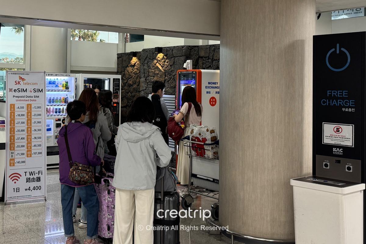 済州空港到着フロアの両替・SIM端末