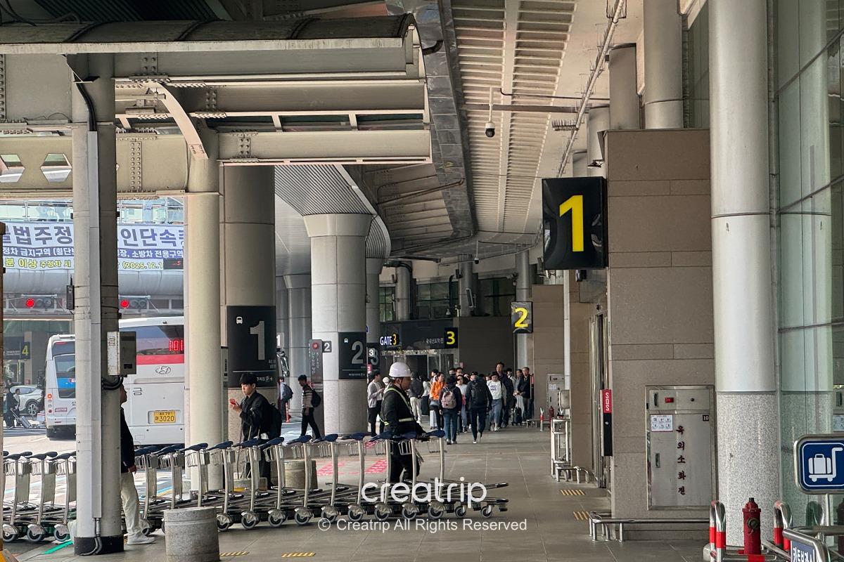 済州空港1〜4番ゲート前の到着フロア