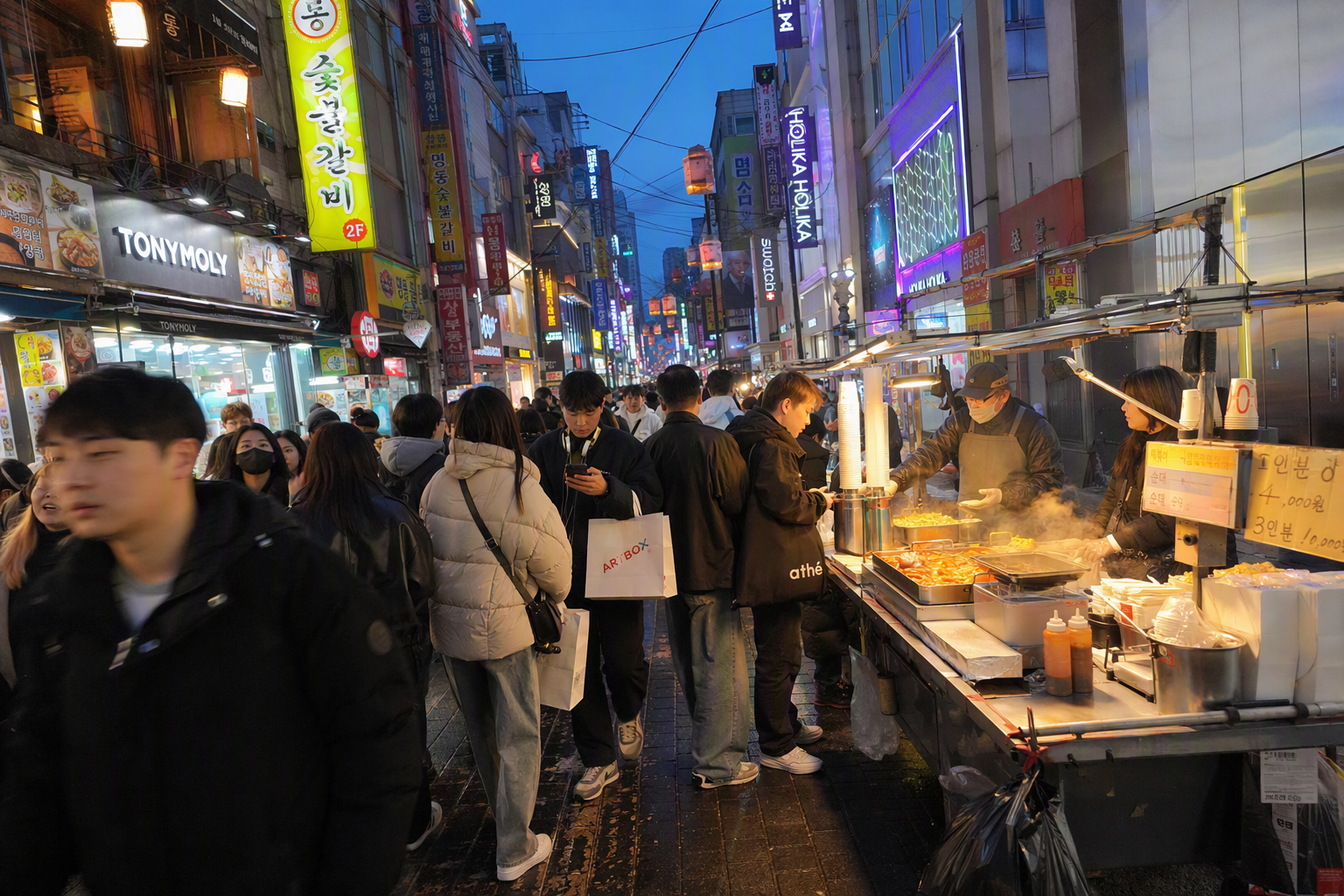 明洞夜晚明亮寫實的街景，有小吃攤、逛街人潮、發光店面招牌（無可辨識文字）、繽紛燈光，充滿活力的首爾旅行氛圍