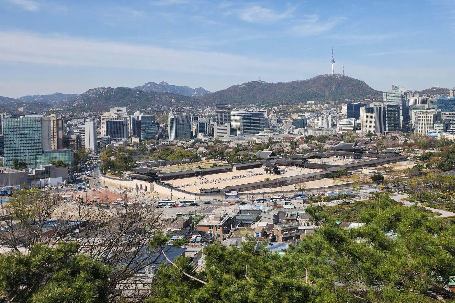 明亮、鮮豔、寫實風的首爾全景，包含宮殿屋脊、玻璃高樓、林木山景與春日陽光，無文字